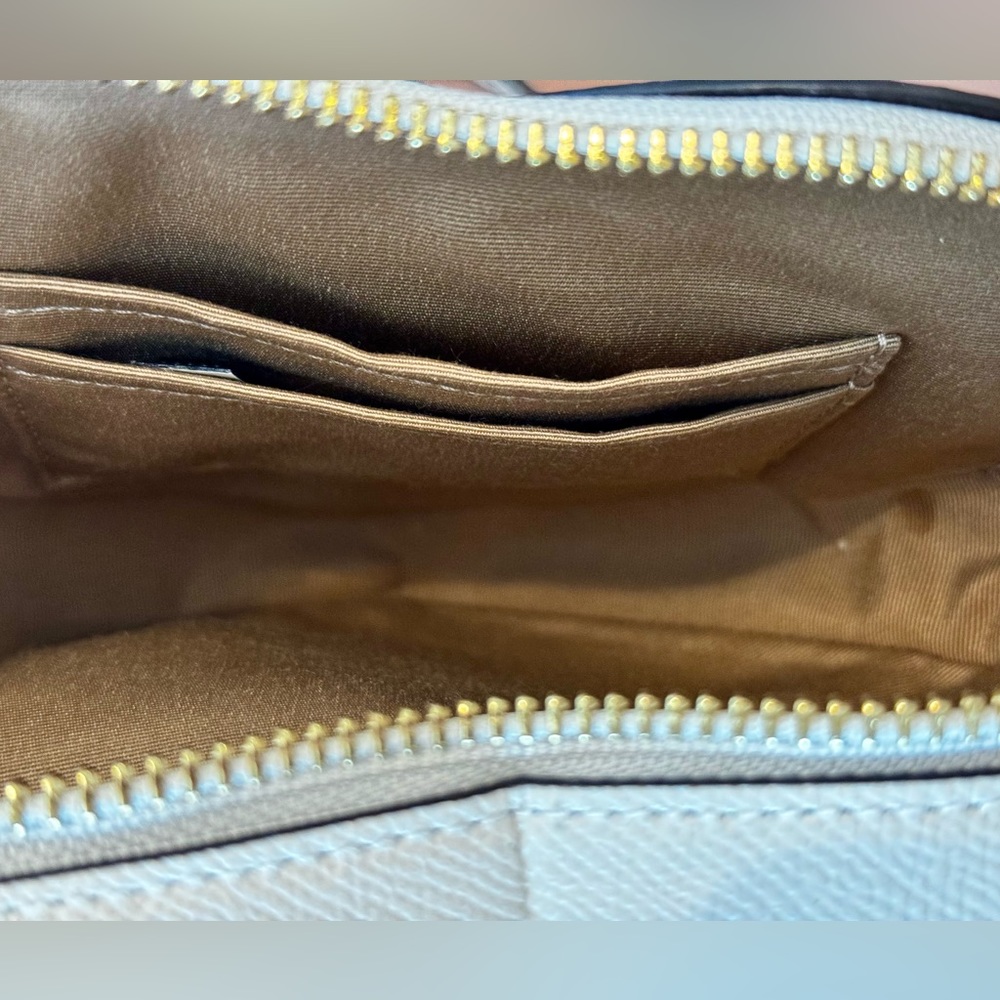 New Coach Heart Crossbody Bag - Picture 6 of 10
